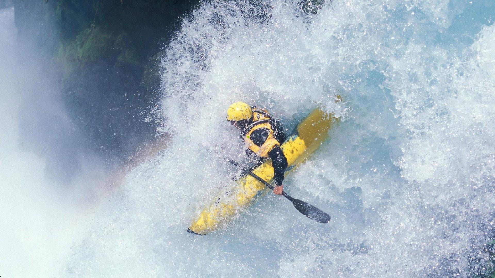 【金年会在线】拉文运球变向加速突破，起飞空中换手单臂劈扣点燃赛场激情
