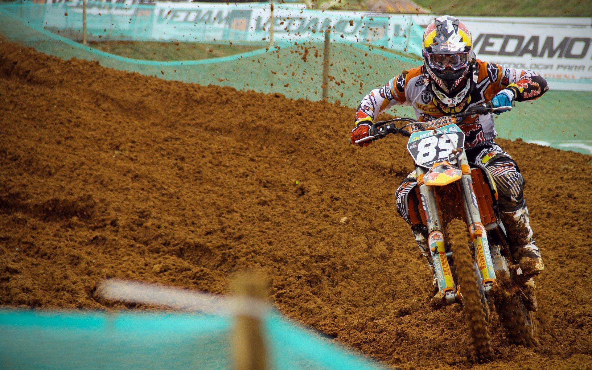 金年会官网|马赛后卫阿格尔德机场候机时遭球迷袭击，警方紧急介入调查事件